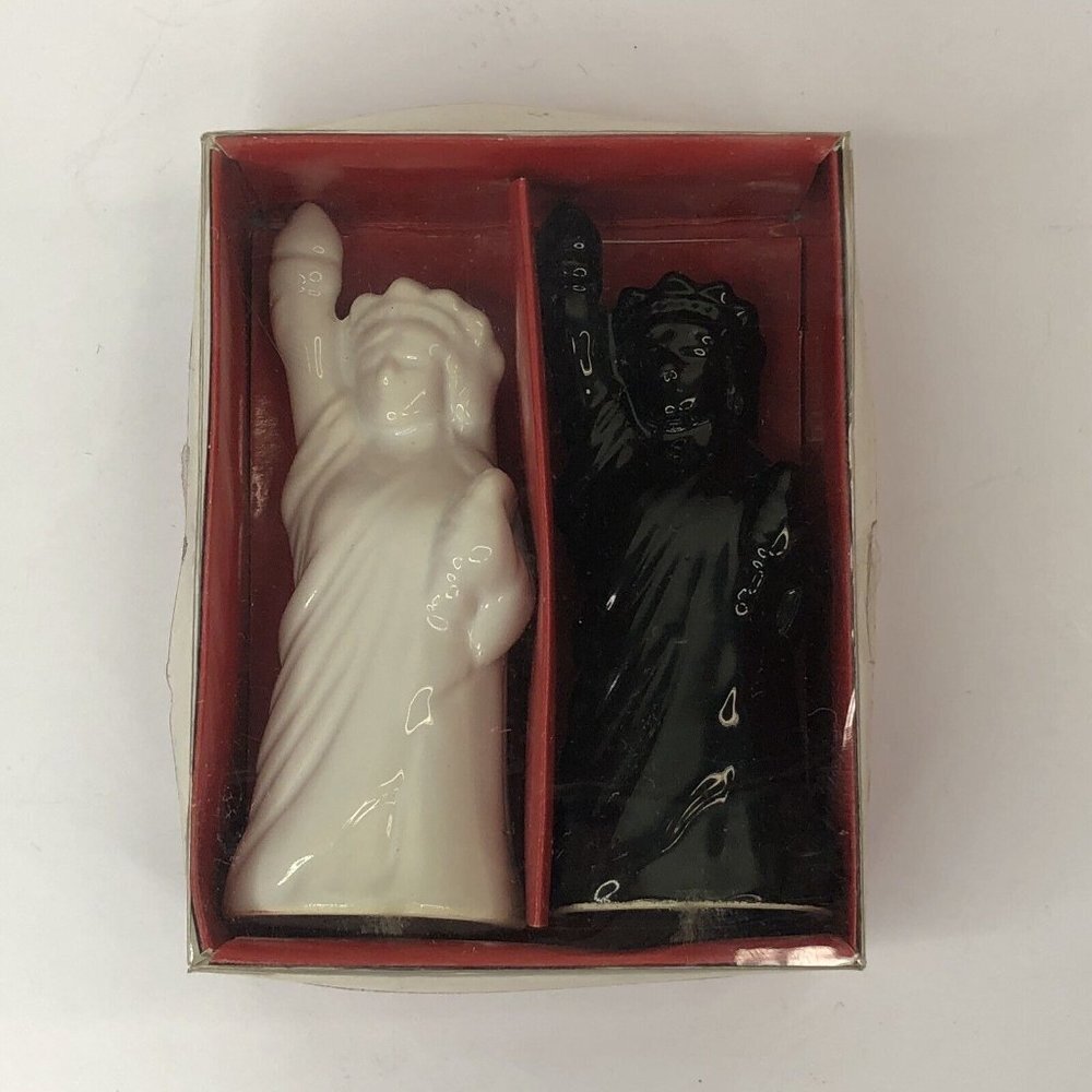 Statue Of Liberty 4-1/4” Salt and Pepper Shakers Set Black & White *FLAW* - Picture 2 of 12